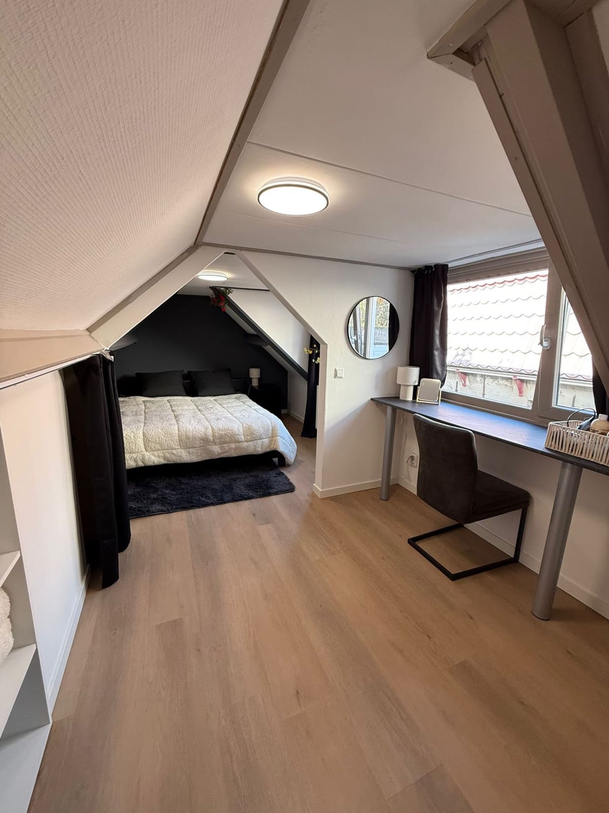 Slaapkamer met bed en werkplek