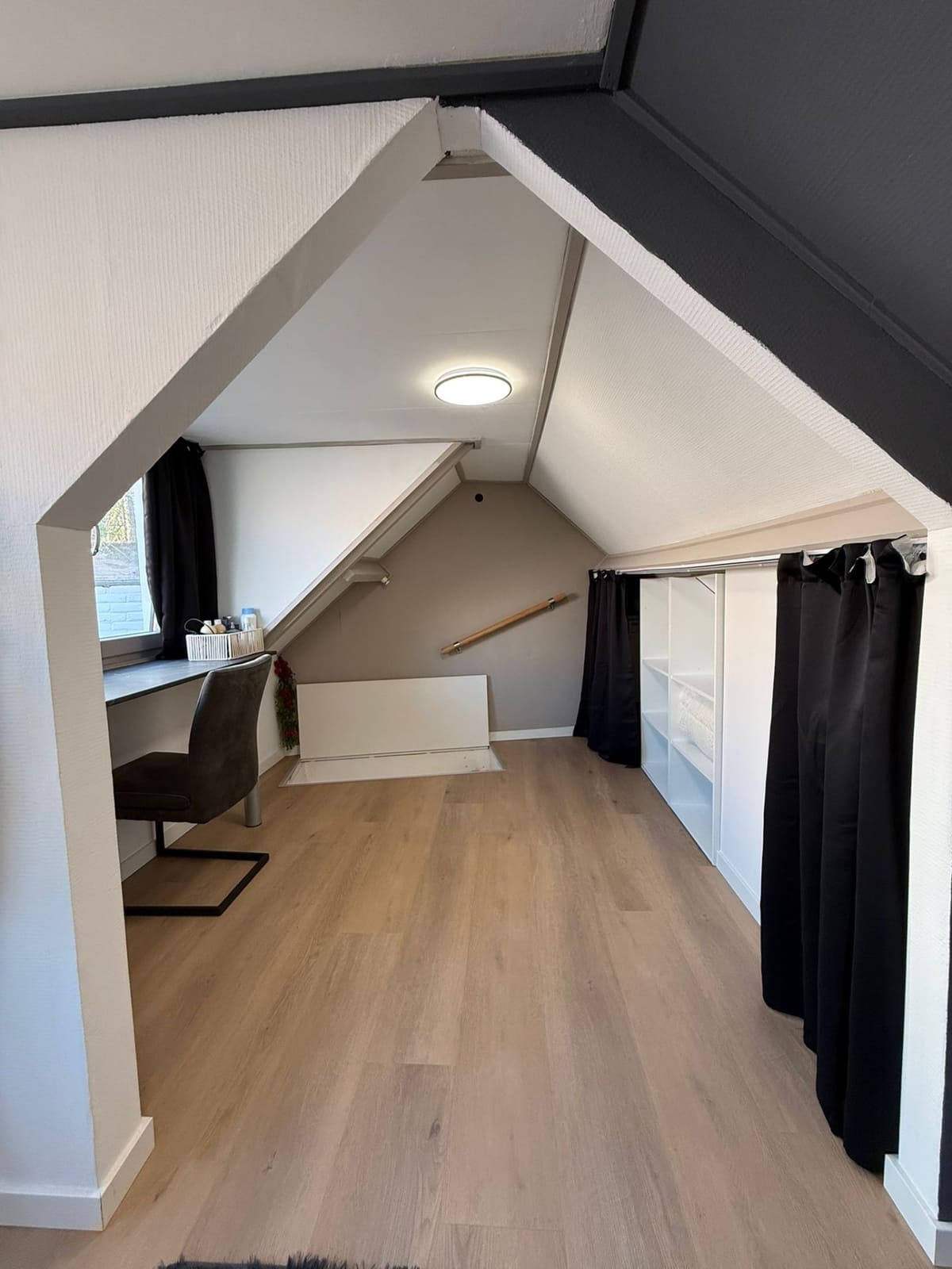 Zolderkamer met werkplek