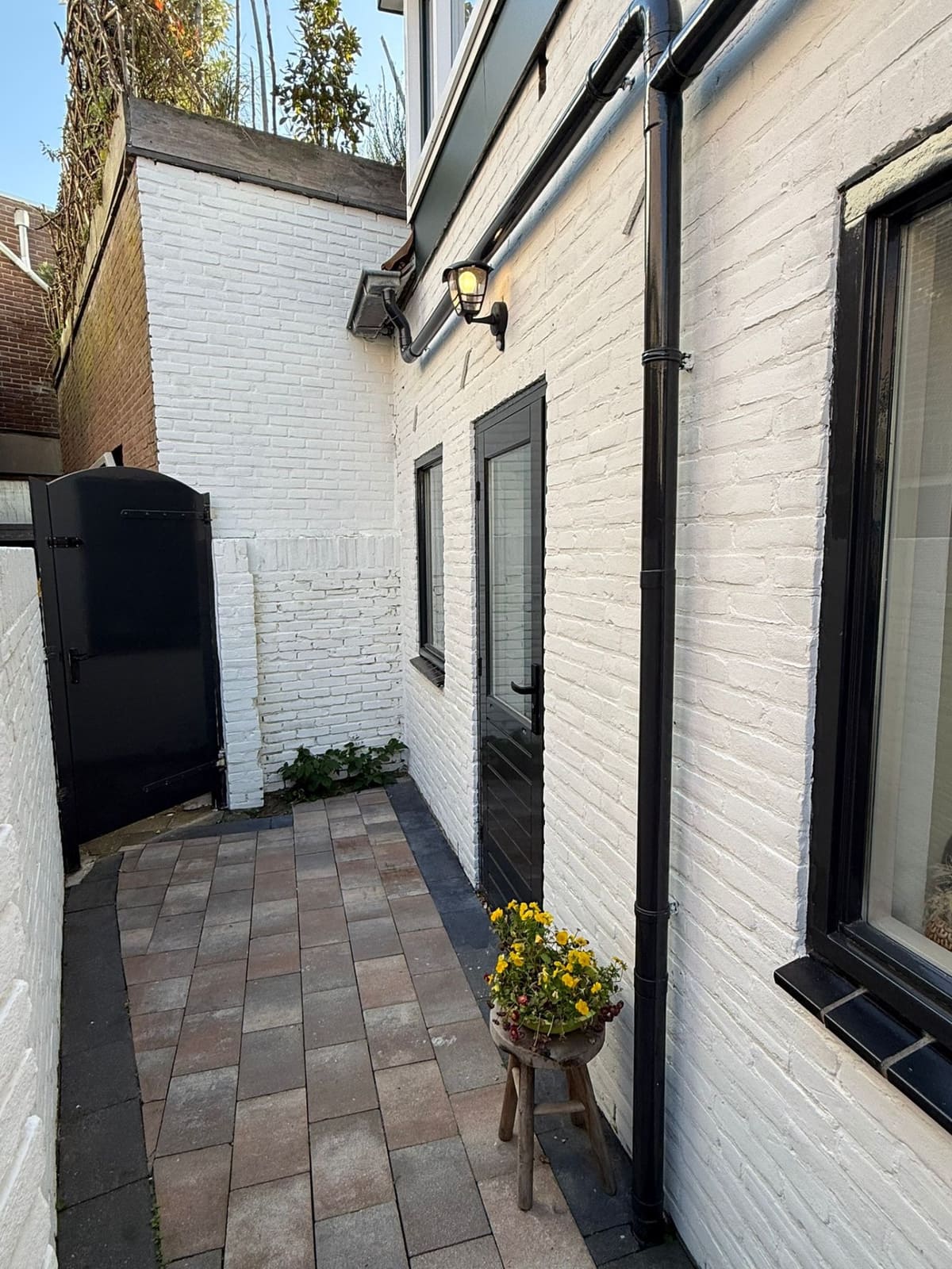 Binnenplaats met achterdeur