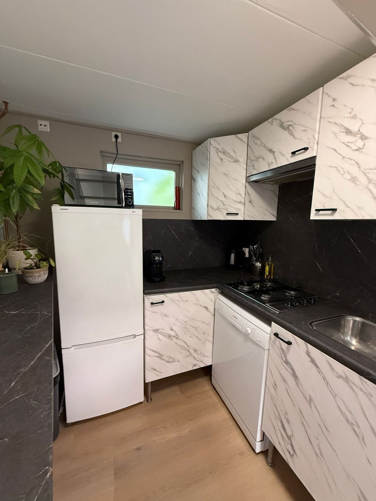 Volledige keuken met kookplaat
