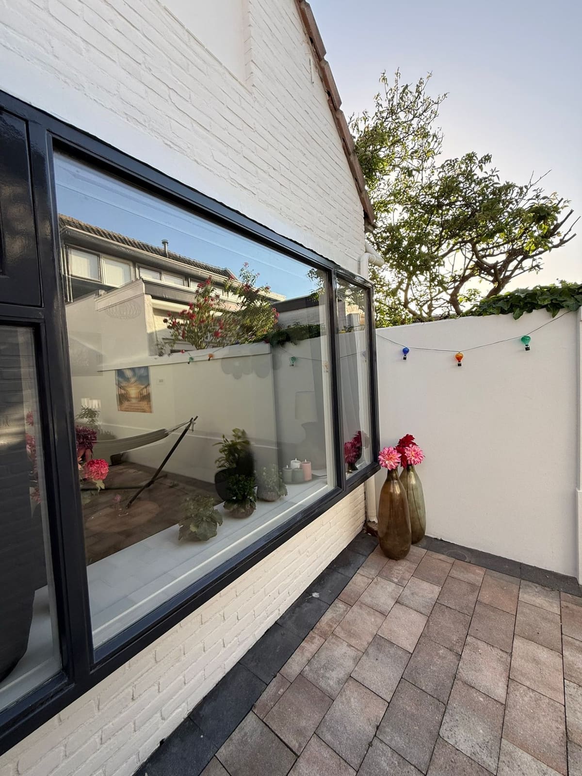 Terras met groot raam