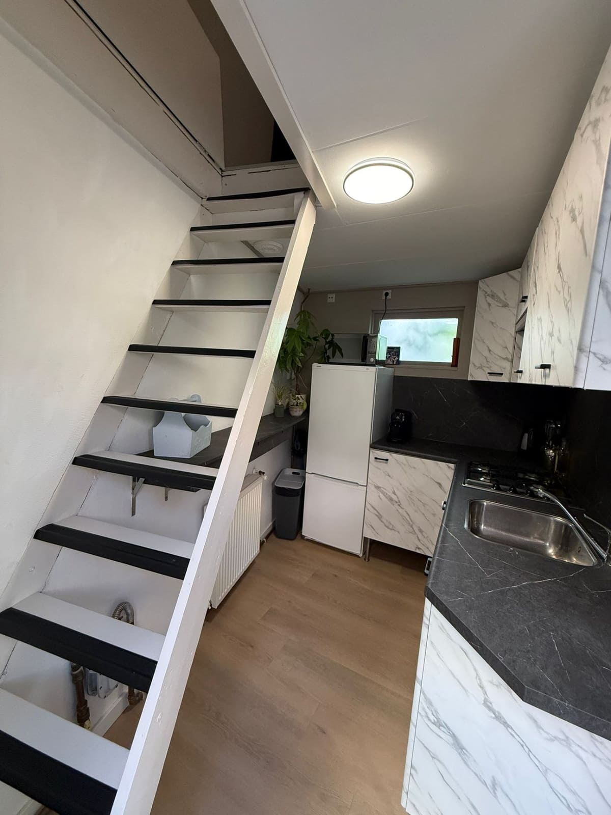 Trap naar boven vanuit de keuken