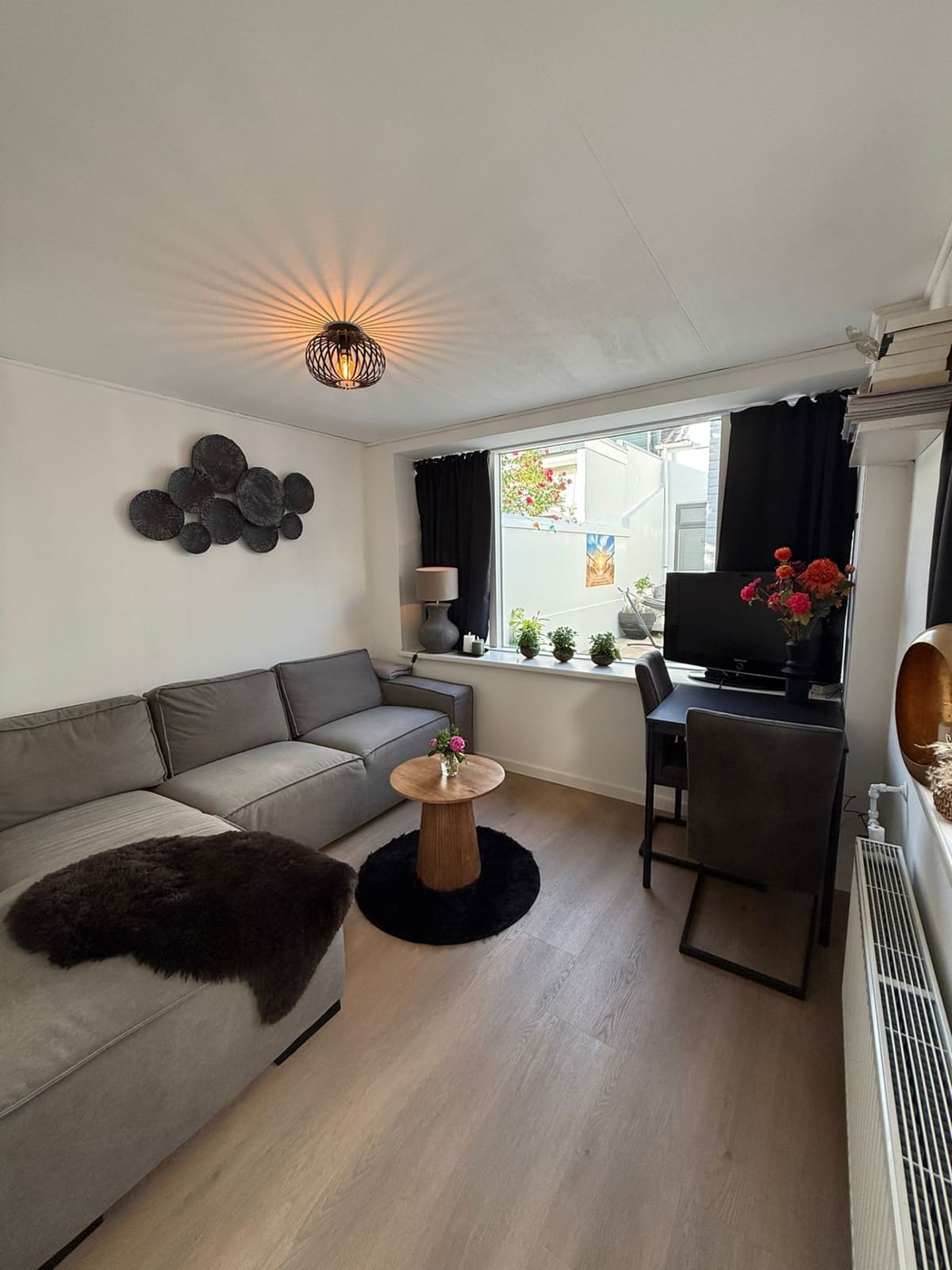 Woonkamer met bank en eethoek